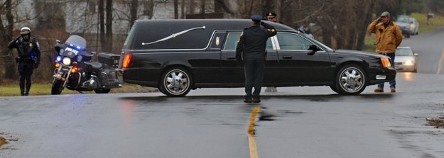 Karawan z ciałem jednego z zastrzelonych w maskarze chłopców na cmentarzu w Newtown /Peter Foley /PAP/EPA