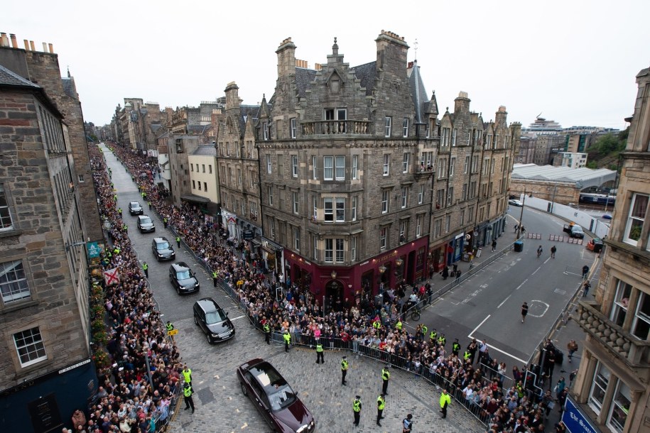 Karawan z trumną Elżbiety II w Edynburgu /Adam Vaughan /PAP/EPA