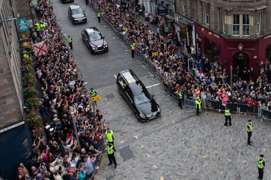 Karawan  z trumną królowej Elżbiety II w Edynburgu /Adam Vaughan /PAP/EPA