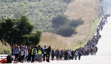 Karawana migrantów coraz szybciej zbliża się do granicy z USA