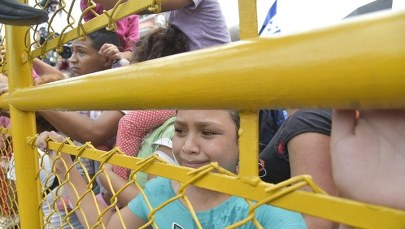 "Karawana nędzy" utknęła na granicy z Meksykiem. Trump grozi wysłaniem wojska