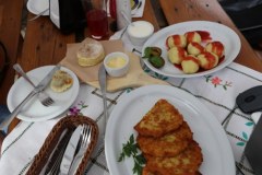 Karczma pod Semaforem przy stacji zabytkowej kolei wąskotorowej w Bachórzu