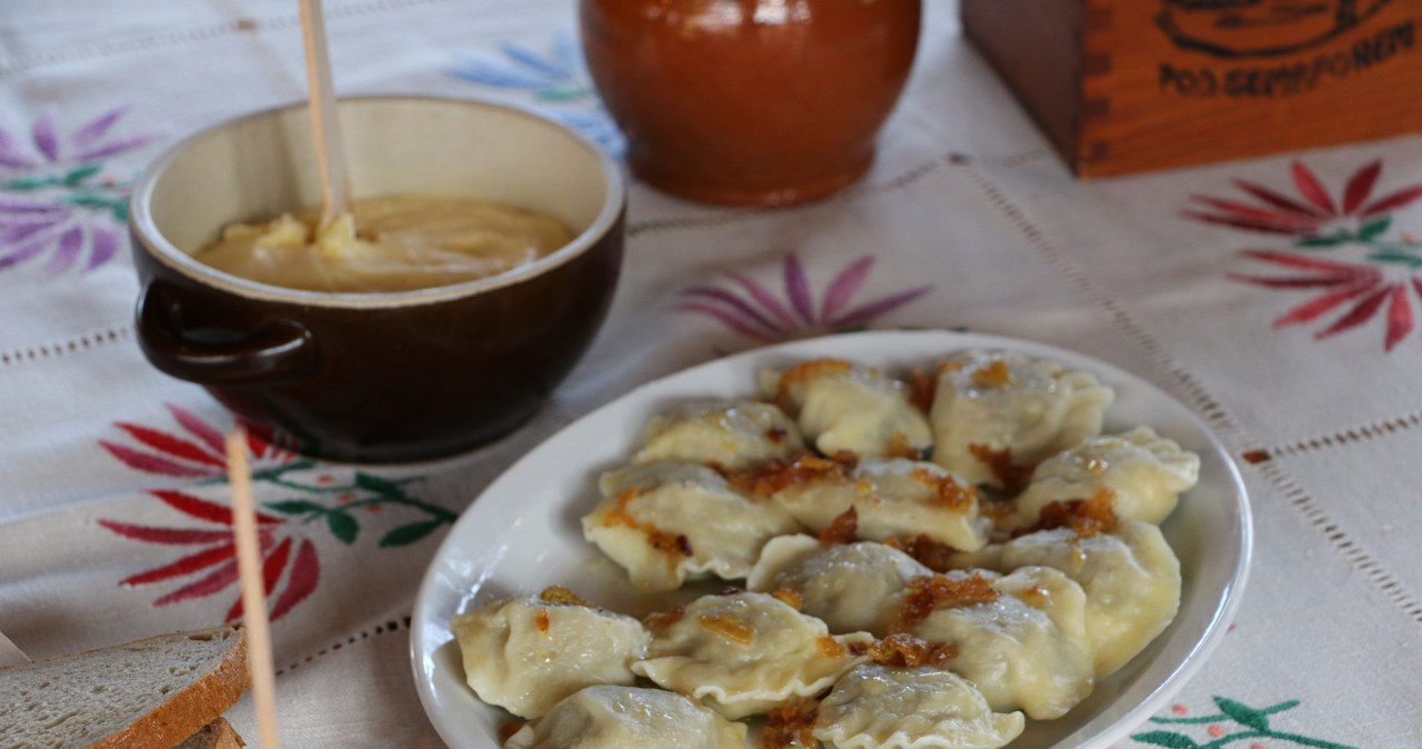 Karczma pod Semaforem przy stacji zabytkowej kolei wąskotorowej w Bachórzu