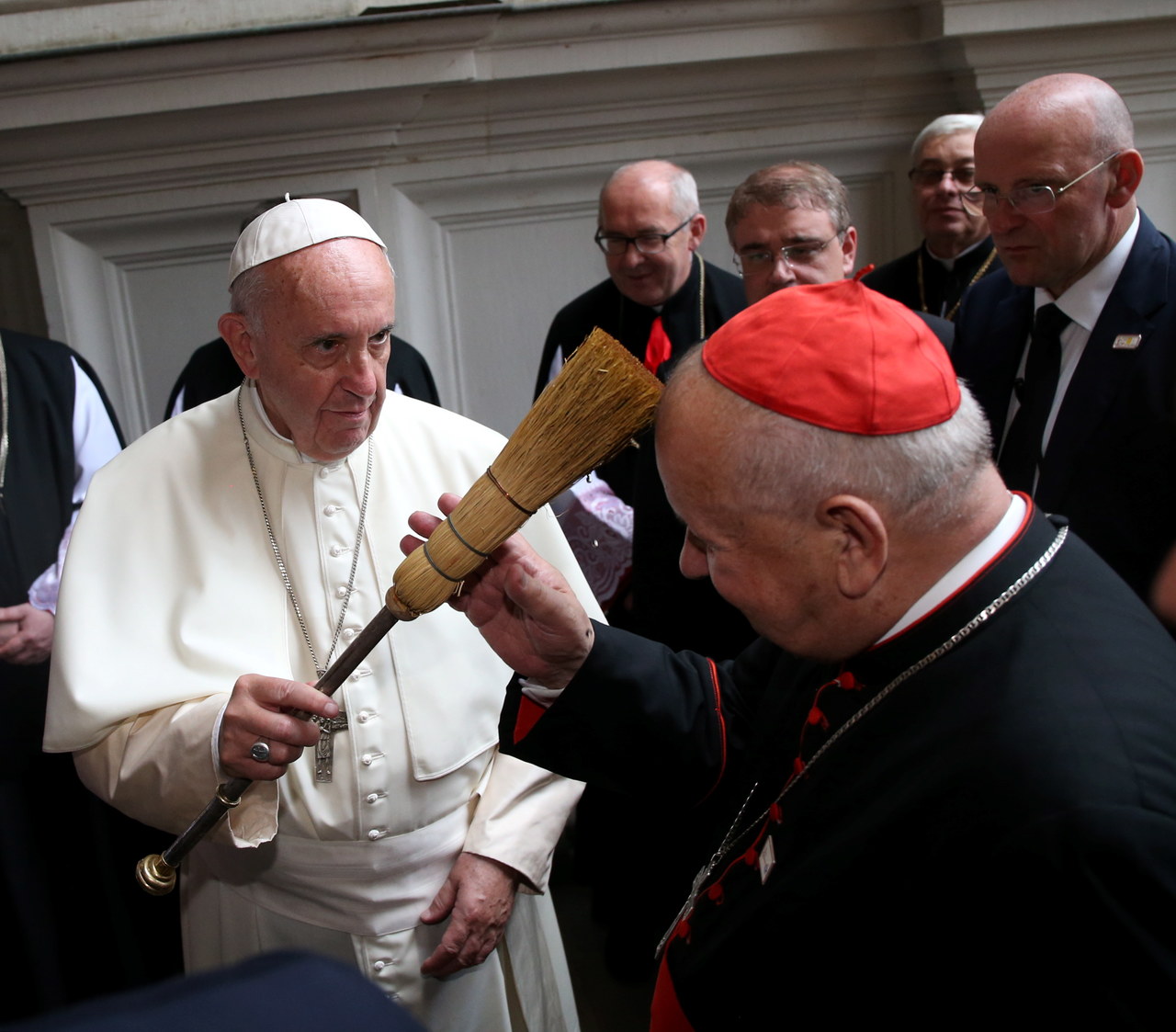 Kard. Dziwisz powitał papieża w Katedrze na Wawelu. „Tu bije serce Polski!” 