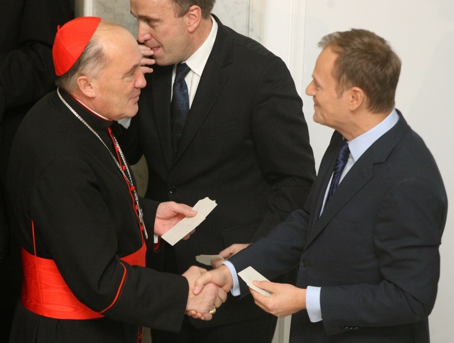 Kard. Kazimierz Nycz na spotkaniu z Donaldem Tuskiem i Grzegorzem Schetyną /Paweł Kula /PAP