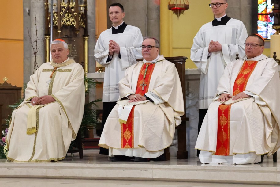 Kard. Konrad Krajewski (L), nuncjusz apostolski w Polsce abp Antonio Guido Filipazzi (C) oraz metropolita krakowski kard. Grzegorz Ryś (P) /	Marian Zubrzycki /PAP