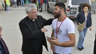 Kard. Krajewski osobiście przywrócił prąd w zadłużonej kamienicy. Zerwał pieczęcie z licznika