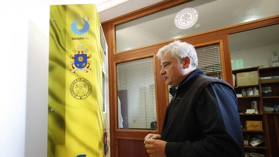 Kard. Krajewski zabrał ubogich do cyrku i położył się pod nogami słonia