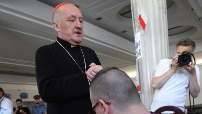 Kard. Nycz spotkał się w Sejmie z protestującymi opiekunami niepełnosprawnych