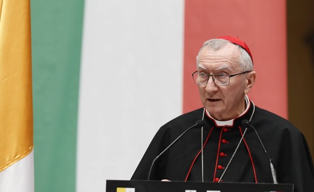 Kard. Parolin o wojnie: Kluczowe jest, by odpowiedź nie wywołała większych strat niż agresja