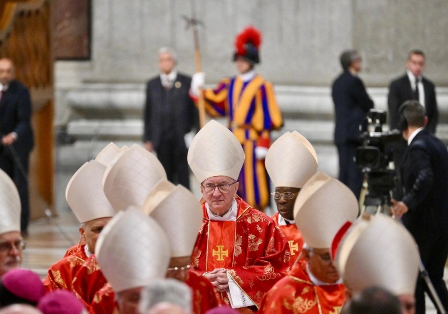 Kard. Pietro Parolin jest jednym z głównych z kandydatów w konklawe /EPA/ALESSANDRO DI MEO /PAP