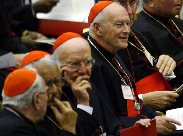 Kardynał Edgar Theodore McCarrick w Watykanie, zdjęcie archiwalne, 2003 /FILIPPO MONTEFORTE /PAP/EPA