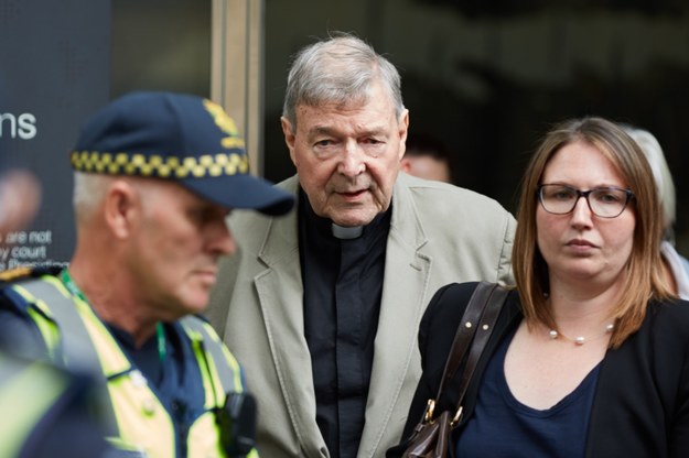 Kardynał George Pell opuszcza gmach sądu w Melbourne /ERIK ANDERSON /PAP/EPA