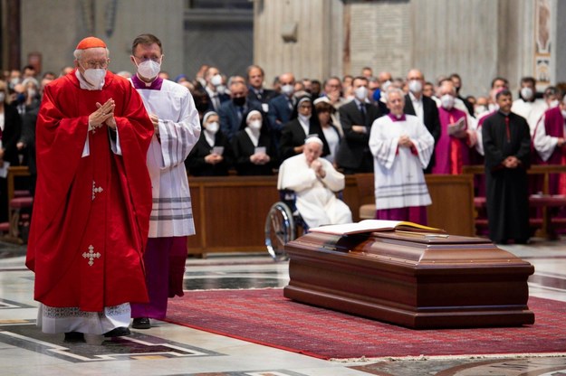 Kardynał Giovanni Battista Re (L) prowadzi mszę pogrzebową za kardynała Angelo Sodano w Bazylice Świętego Piotra w Watykanie /VATICAN MEDIA HANDOUT /PAP/EPA