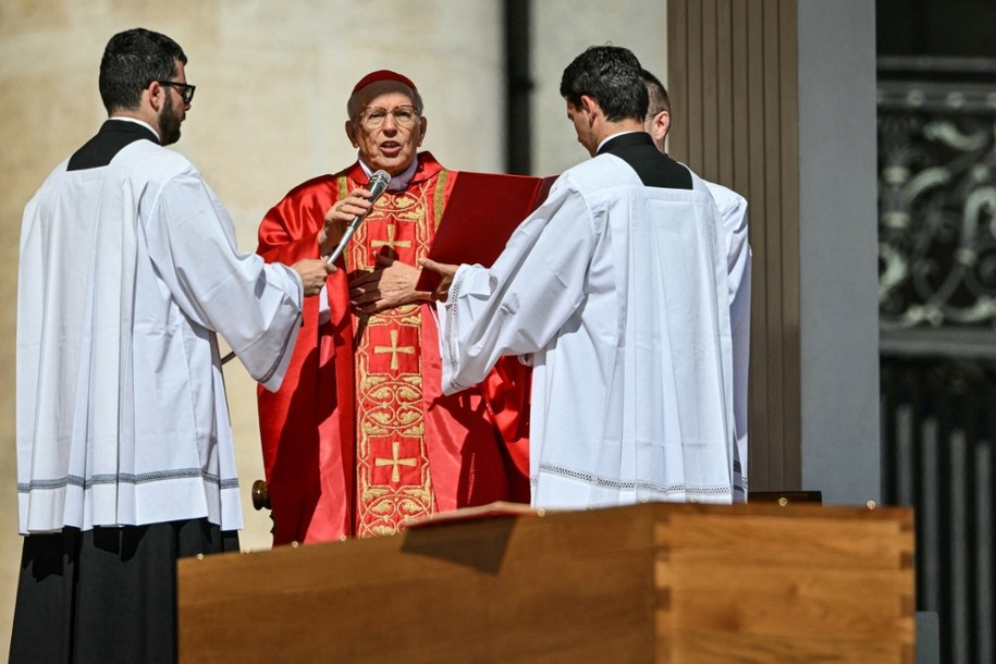 Kardynał Giovanni Battista Re wygłosił homilię podczas mszy pogrzebowej papieża Franciszka /ALBERTO PIZZOLI/AFP /East News
