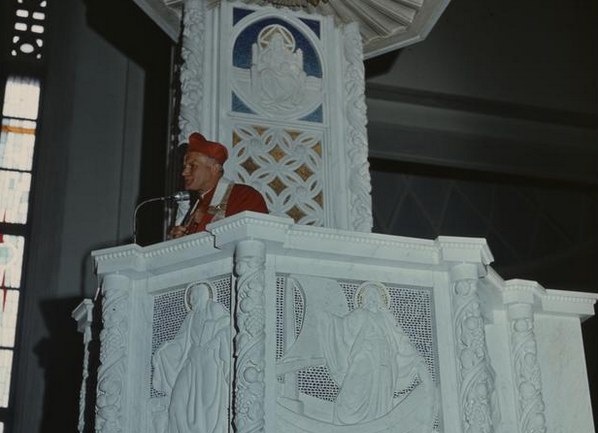 Kardynał Karol Wojtyła na ambonie podczas wygłaszania kazania /Z archiwum Narodowego Archiwum Cyfrowego