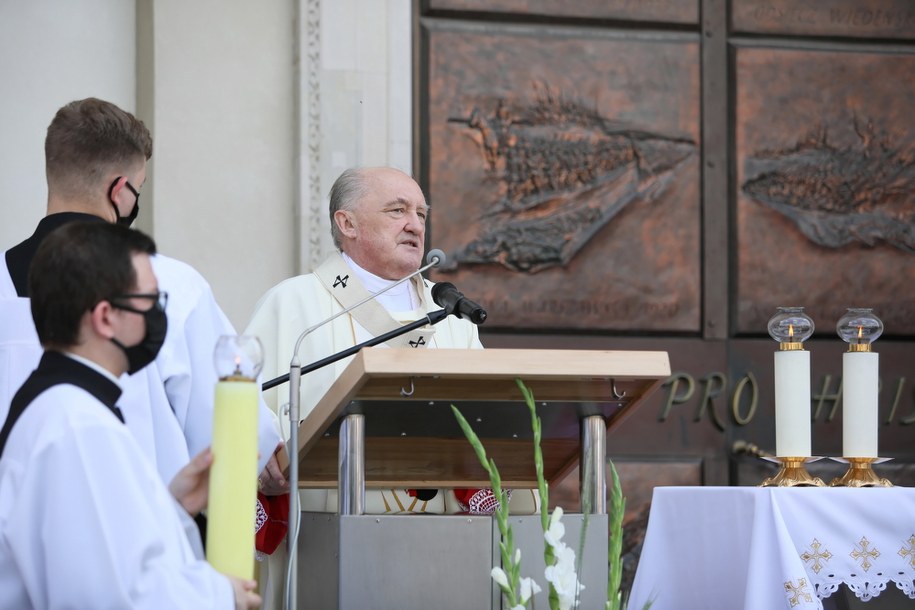 Kardynał Kazimierz Nycz podczas uroczystości Bożego Ciała w Warszawie /Leszek Szymański /PAP