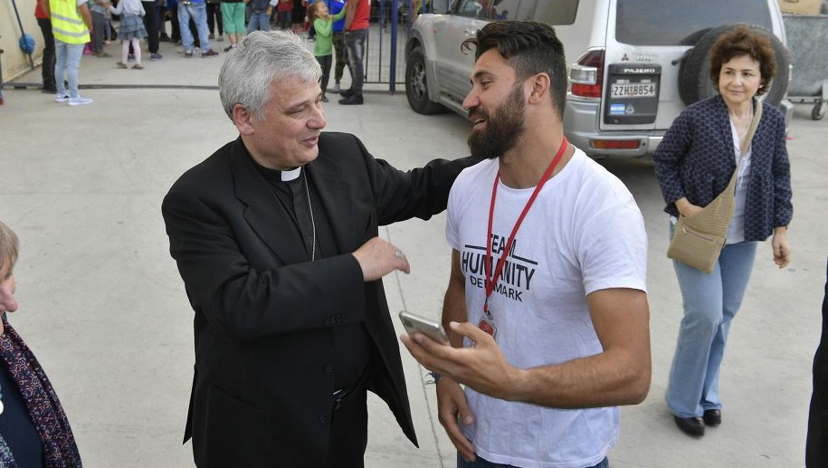 Kardynał Konrad Krajewski podczas odwiedzin uchodźców w Grecji /VATICAN MEDIA HANDOUT /PAP/EPA
