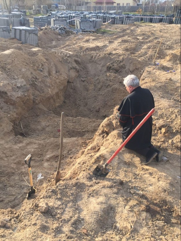 Kardynał Konrad Krajewski w Borodziance /VATICAN MEDIA HANDOUT /PAP/EPA