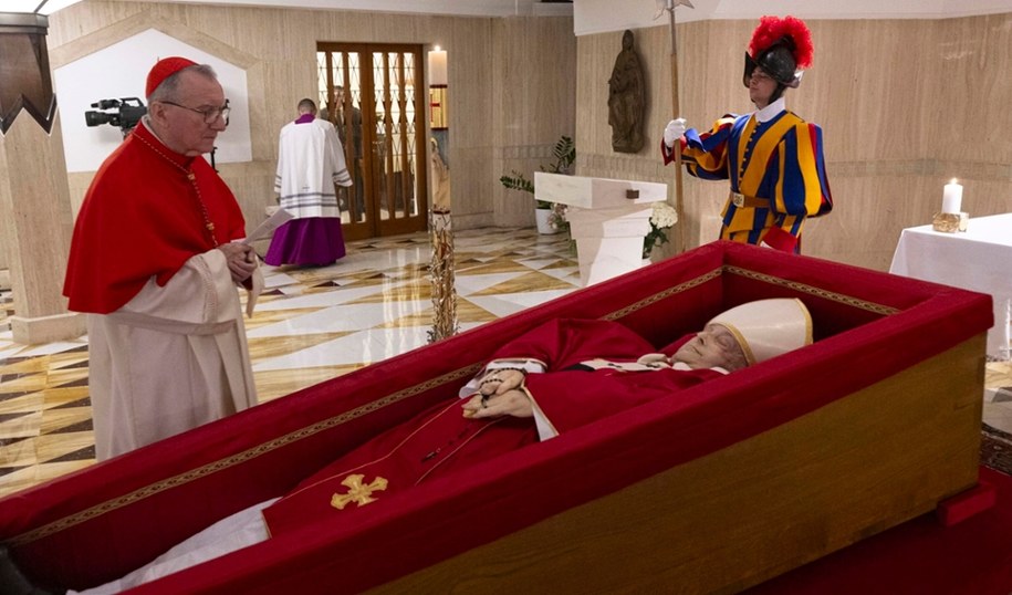 Kardynał Pietro Parolin stojący przy trumnie z ciałem papieża Franciszka /VATICAN MEDIA  /PAP/EPA