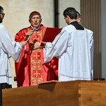 Kardynał Re w homilii: Papież wybrał drogę poświęcenia do ostatniego dnia