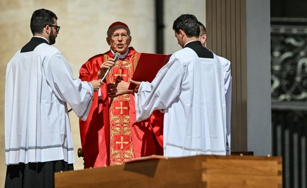 Kardynał Re w homilii: Papież wybrał drogę poświęcenia do ostatniego dnia