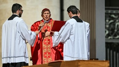Kardynał Re w homilii: Papież wybrał drogę poświęcenia do ostatniego dnia