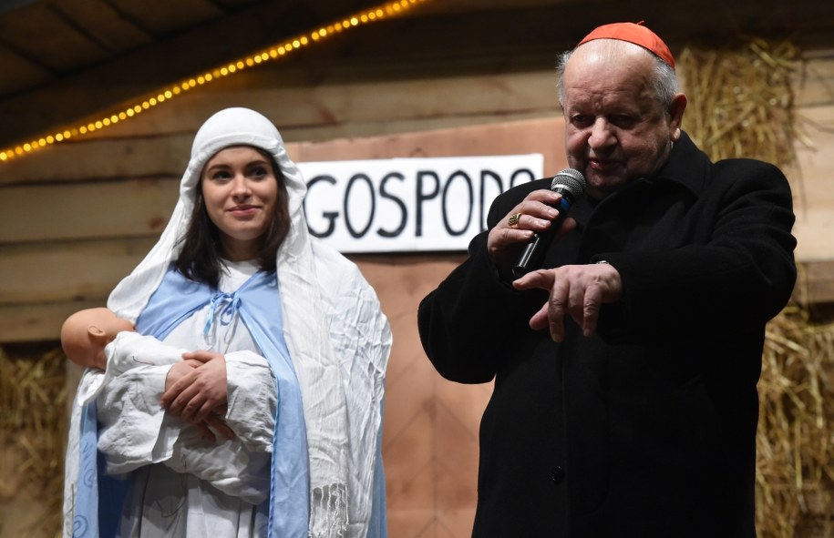 Kardynał Stanisław Dziwisz składa mieszkańcom Krakowa życzenia /Jacek Bednarczyk /PAP