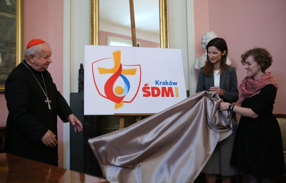 Kardynał Stanisław Dziwisz z logo ŚDM /PAP/Stanisław Rozpędzik /PAP