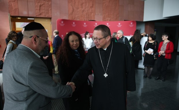 Kardynałowie Dziwisz i Ryś odwiedzili synagogę w Krakowie