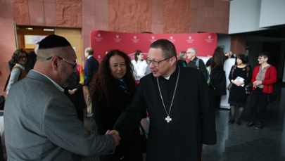 Kardynałowie Dziwisz i Ryś odwiedzili synagogę w Krakowie