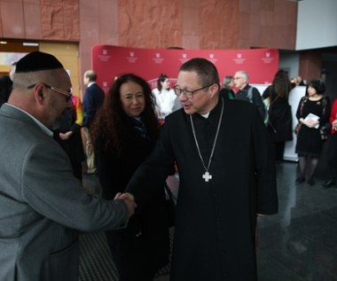 Kardynałowie Dziwisz i Ryś odwiedzili synagogę w Krakowie