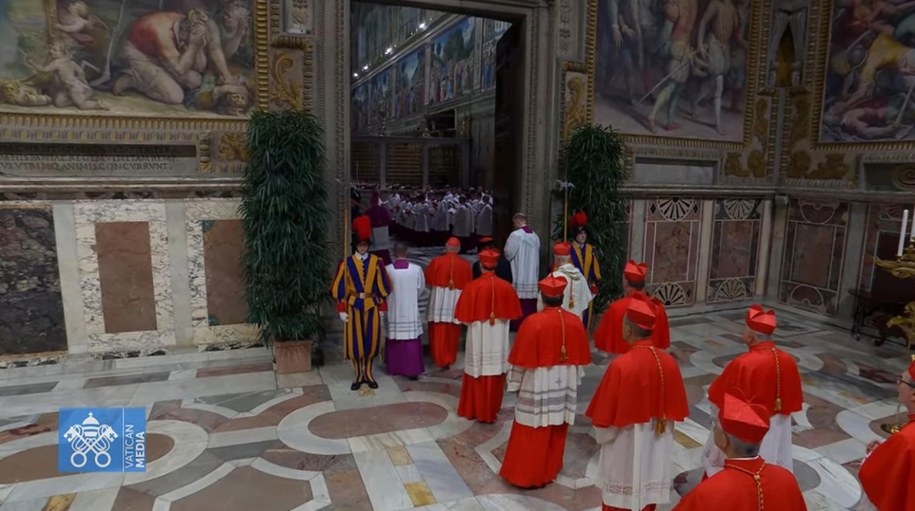 Kardynałowie wchodzący do Kaplicy Sykstyńskiej /VATICAN MEDIA HANDOUT /PAP/EPA