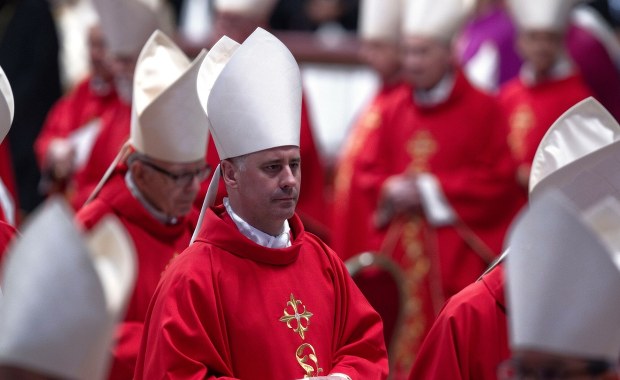 Kardynałowie zmieniają plany przed konklawe. W poniedziałek dwie kongregacje