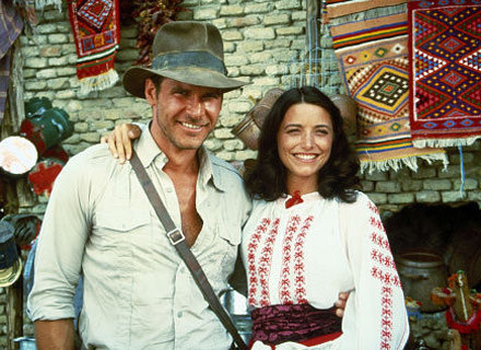 Karen Allen i Harrison Ford na planie "Poszukiwaczy zaginionej arki" /