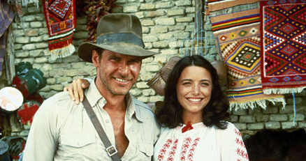 Karen Allen i Harrison Ford na planie "Poszukiwaczy zaginionej arki" /