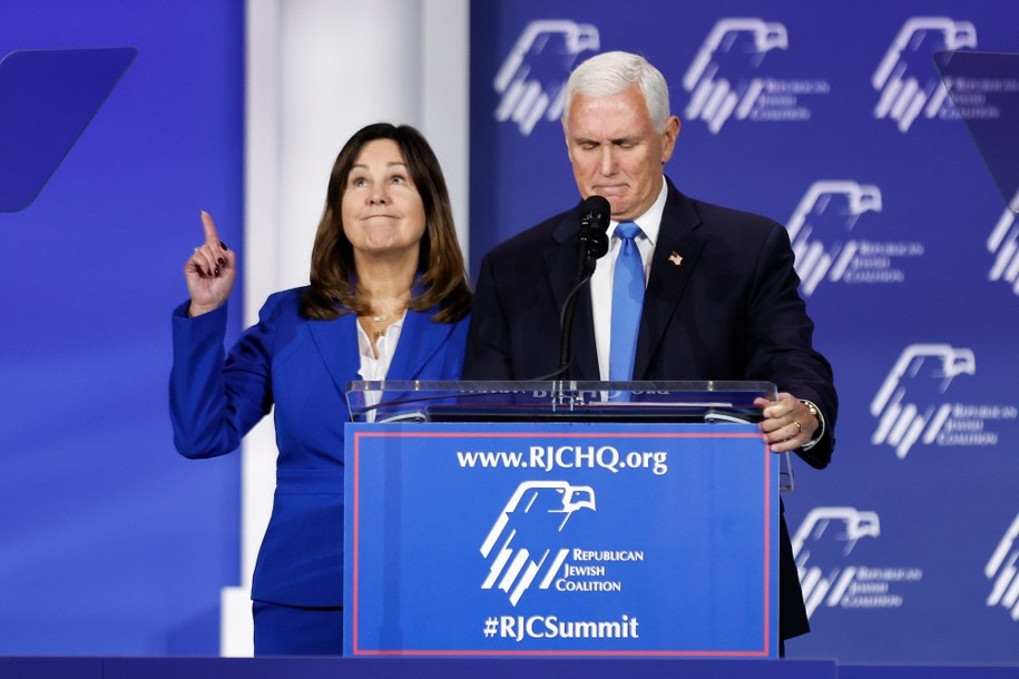 Karen i Mike Pence podczas konferencji prasowej /CAROLINE BREHMAN /PAP/EPA