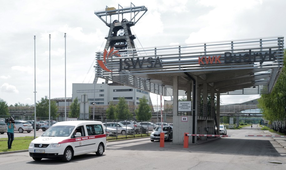 Karetka Górniczego Pogotowia Ratowniczego przed siedzibą kopalni Budryk w Ornontowicach / 	Andrzej Grygiel    /PAP