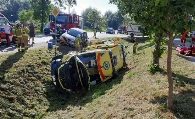 Karetka, która wiozła rannych z wypadku na S-17, zderzyła się z autem 