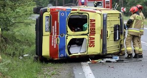 Karetka na sygnale przewróciła się na bok. 2 osoby w szpitalu