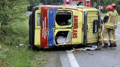 Karetka na sygnale przewróciła się na bok. 2 osoby w szpitalu
