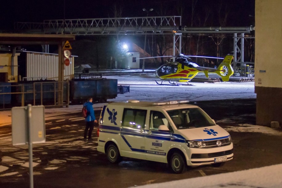 Karetka na terenie kopalni /Aleksander Koźmiński /PAP