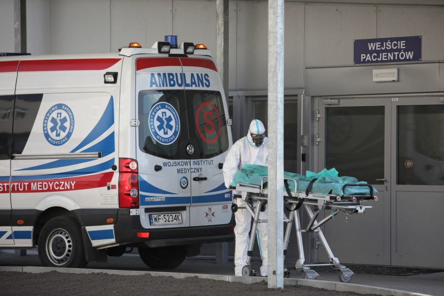 Karetka na terenie szpitala modułowego w Wojskowym Instytucie Medycznym w Warszawie /Leszek Szymański /PAP