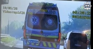 Karetka pędziła "na promilach". Policjantów zaniepokoiło zachowanie kierowcy 