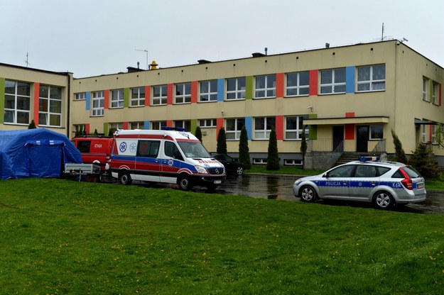 Karetka pogotowia i policja przed budynkiem ewakuowanej podstawówki w Mielcu /Darek Delmanowicz /PAP