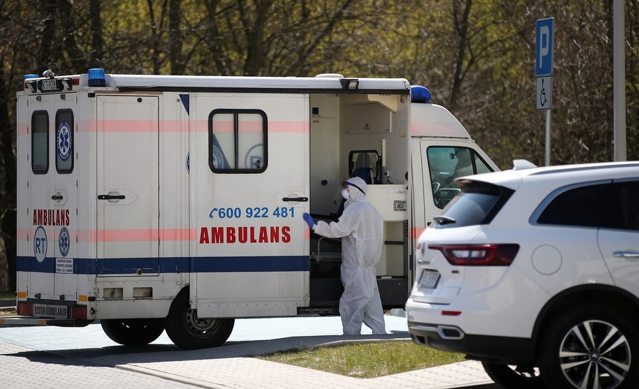 Karetka pogotowia przed Oddziałem Klinicznym Chorób Zakaźnych w Szpitalu Uniwersyteckim w Krakowie //Łukasz Gągulski /PAP