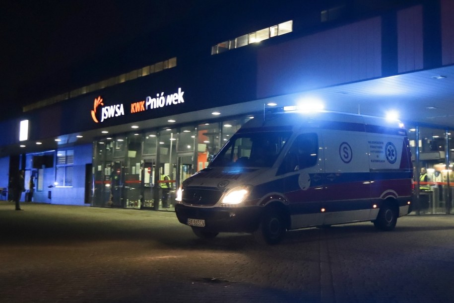 Karetka Pogotowia Ratunkowego przed wejściem na teren kopalni Jastrzębskiej Spółki Węglowej Pniówek w Pawłowicach /Zbigniew Meissner /PAP