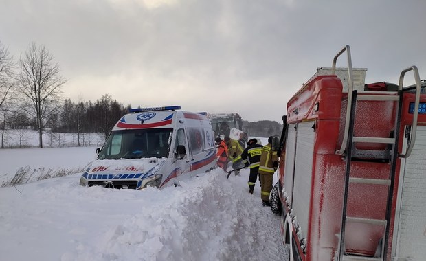 Karetka pogotowia utknęła w zaspie śnieżnej. Pomogli strażacy [ZDJĘCIA]