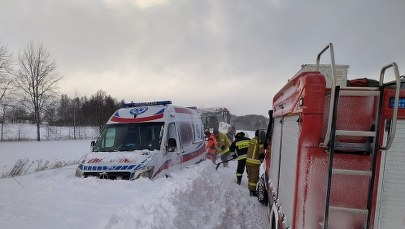 Karetka pogotowia utknęła w zaspie śnieżnej. Pomogli strażacy [ZDJĘCIA]
