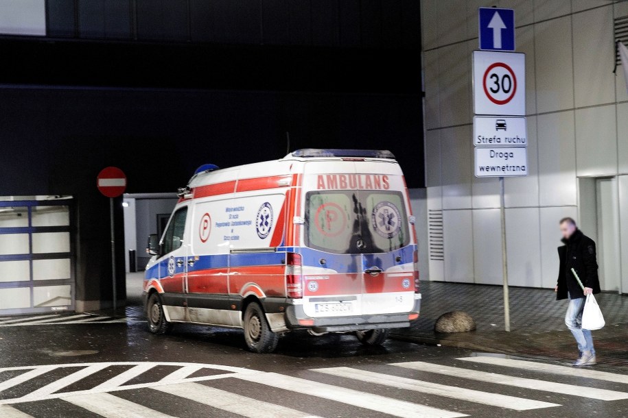 Karetka przed centrum handlowym / 	Marcin Bielecki    /PAP